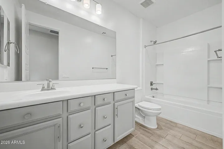 Upstairs Full Bathroom
