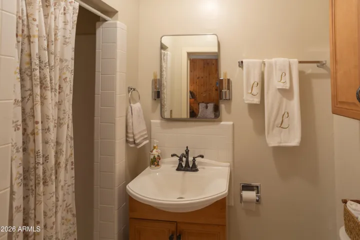 Bathroom 4 (ensuite to Bedroom 4)