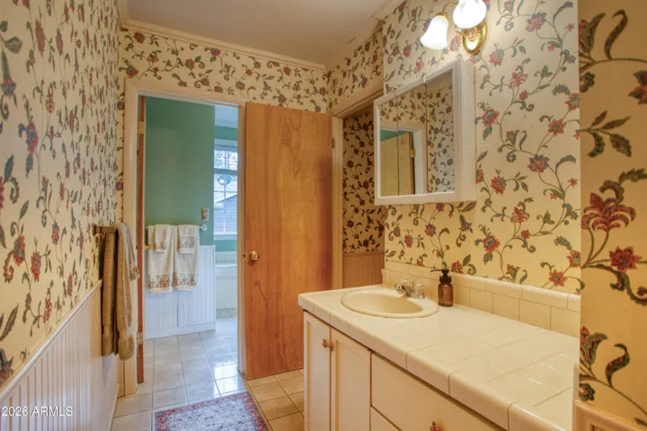 Bathroom 5 (ensuite to Bedroom 5)
