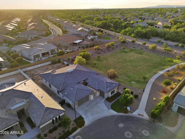 Private location on park with trails to Queen Creek Wash
