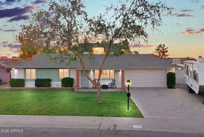 Charming & inviting front yard!
