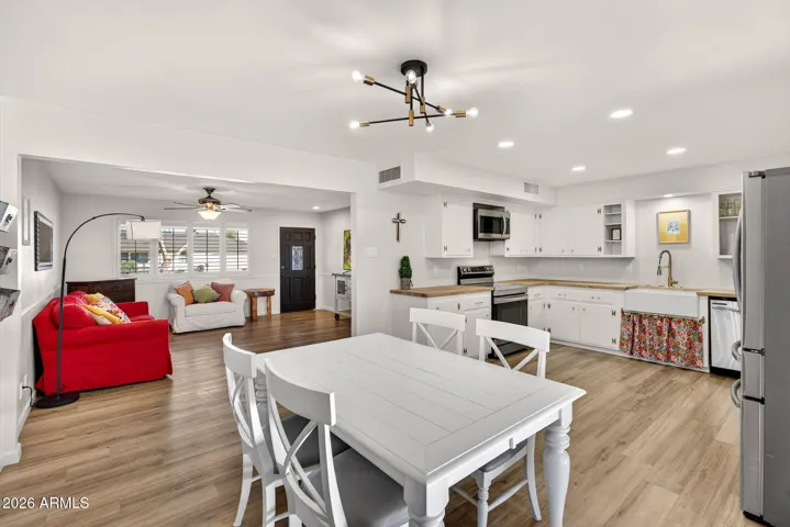 Gorgeous laminate wood-look floors throughout!