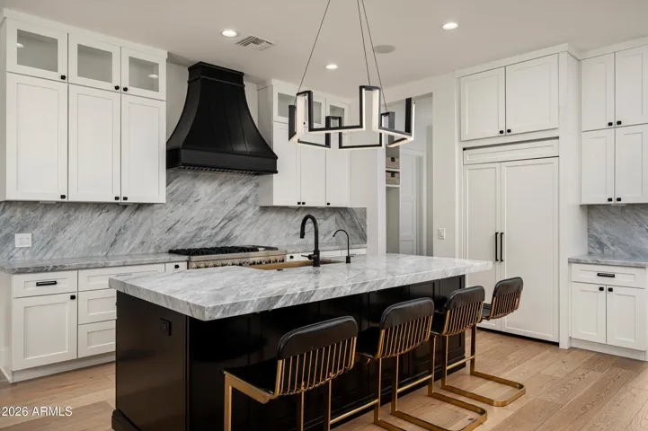 Large Eat-In Chef's Kitchen