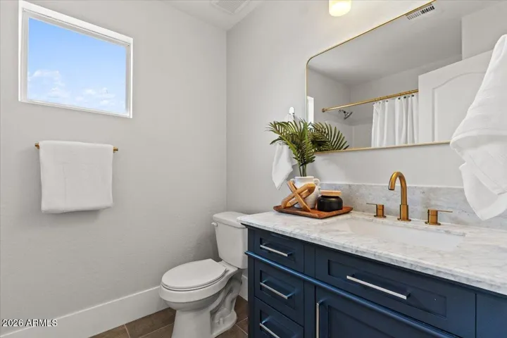 PROFESSIONALLY STAGED 2ND BATH