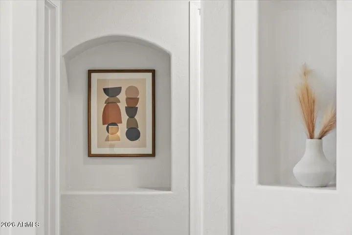 PROFESSIONALLY STAGED HALLWAY NICHE