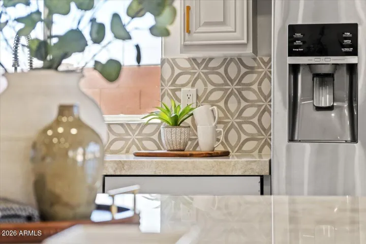 BEAUTIFULLY POLISHED QUARTIZE PROFESSIONALLY STAGED