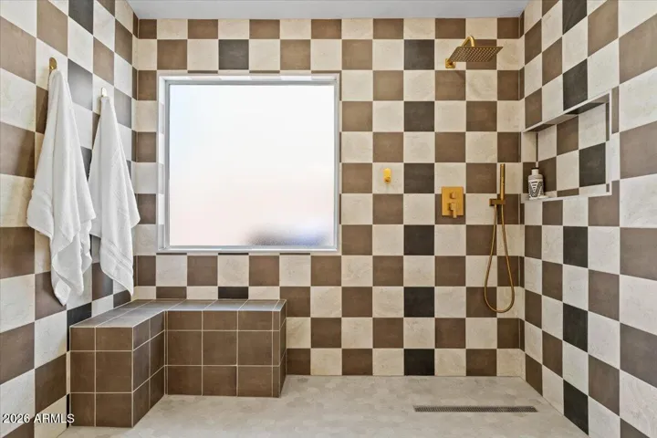 WET & DRY SPACES IN THE SHOWER AREA PROFESSIONALLY STAGED