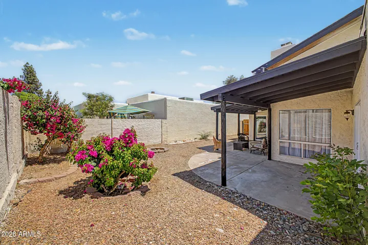 Easy maintenance, fully landscaped.