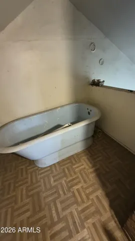 Soemone was going to make a Bathroof up there, so in the pony wall is copper plumbing for the Tub. Never got done