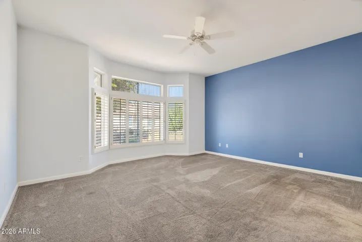 50 MASTER SUITE WITH BAY WINDOW PHOTO CENTER.