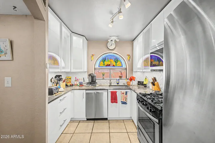Quartz countertops. New stainless steel appliances. Soft-Close cabinets & drawers. Inside cabinet lights.