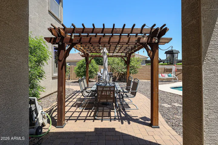 PERGOLA WITH MISTERS STAY!