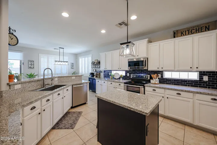HUGE KITCHEN & BEAUTIFUL CABINETS!