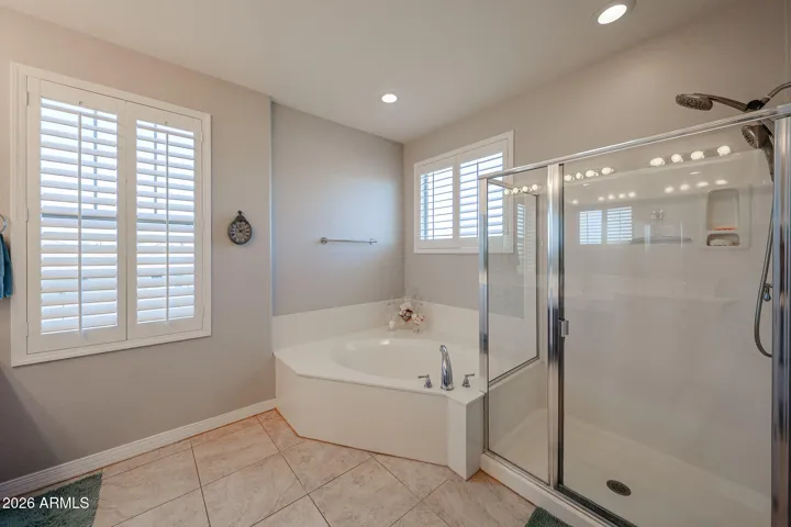 LARGE SOAKING TUB & OVERSIZED SHOER
