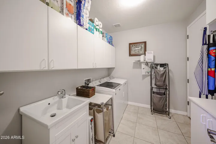 AWESOME SINK & TONS OF CABINETS