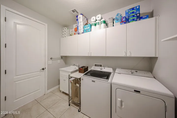 SO MUCH STORAGE! WASHER & DRYER STAY!