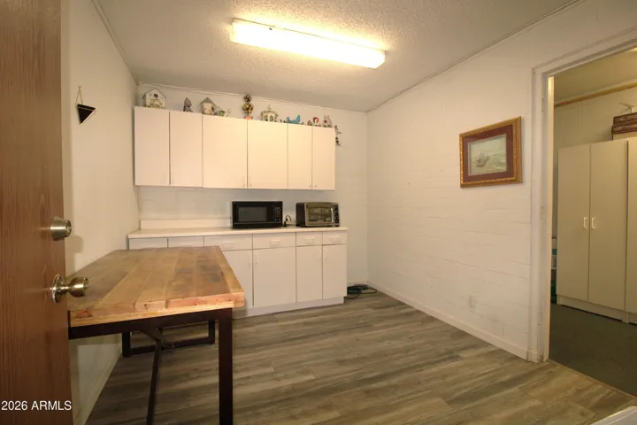 Employee break room, kitchenett