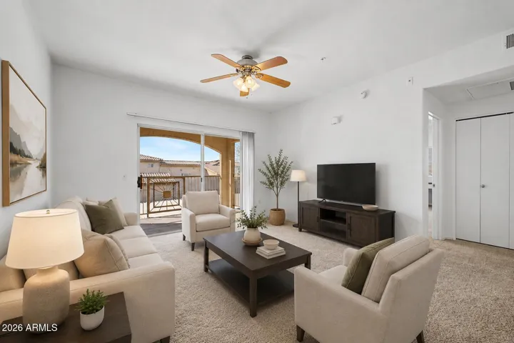 9 ft ceilings (digitally staged)