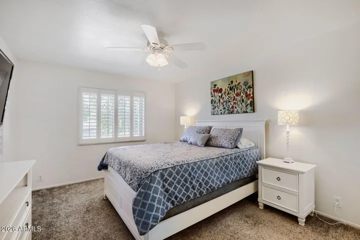 Light & bright w/ venetian blinds