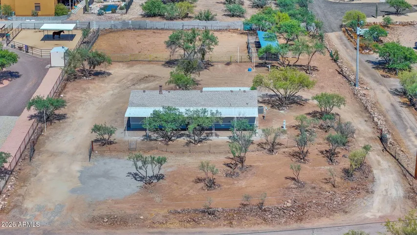 3 Covered Stalls and nice Arena / Turnout