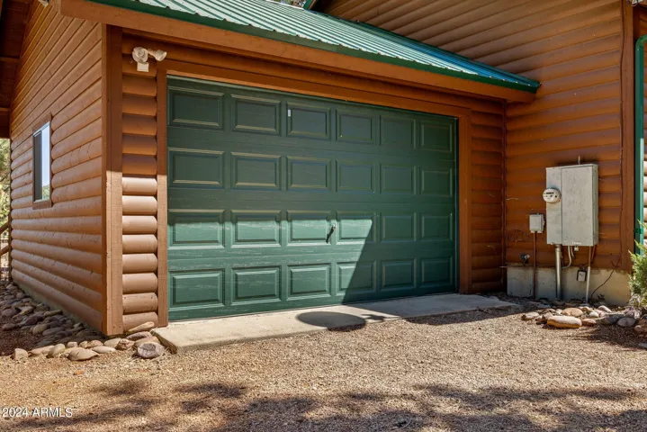 VERY FEW CABINS HAVE GARAGES!