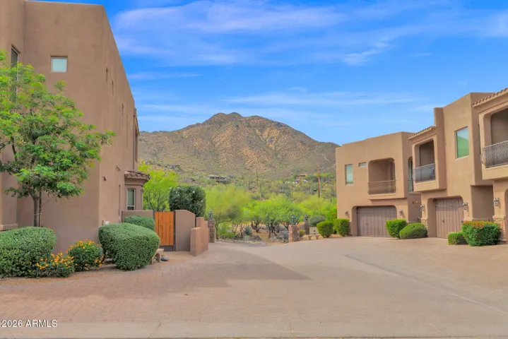 Luxury Townhome in Quaint Community of 15 Homes, in the heart of Cave Creek. Walk to Coffee or Lunch!