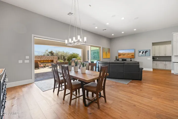 Seamlessly Connects Indoor and Outdoor Spaces