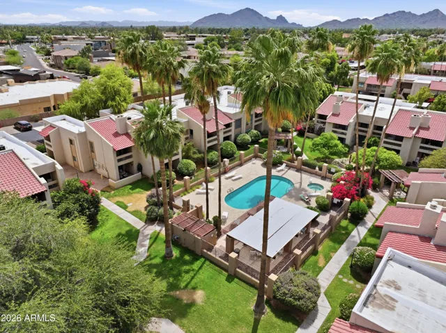 Located close to dining, walking trails, entertainment, golf, and the 101.