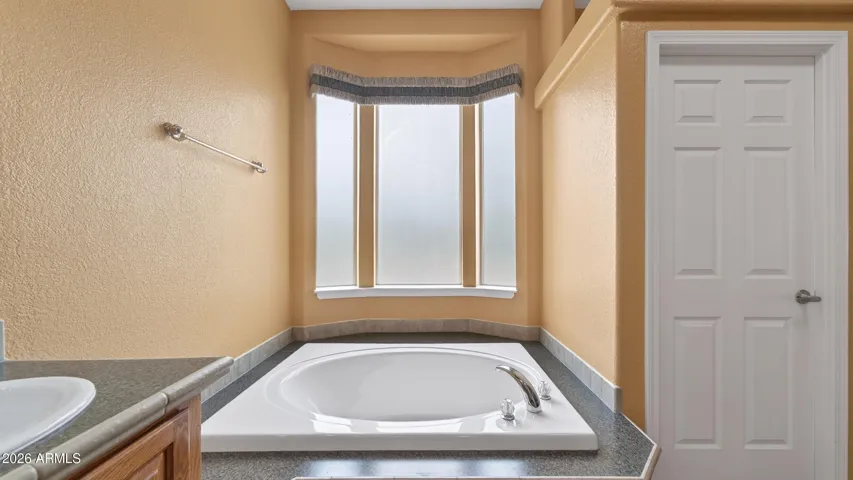 Soaking tub