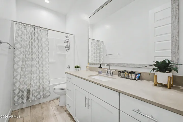 Bathroom w/ shower/bath combo