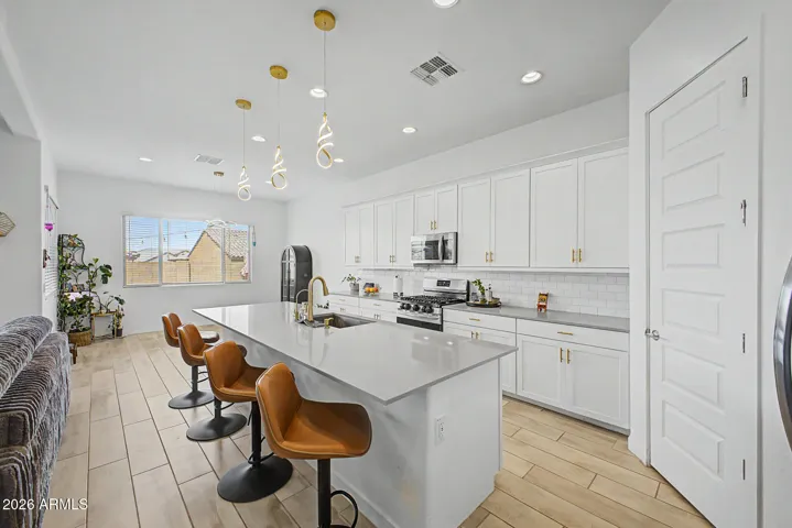 Oversized kitchen island w/ room for barstool seating