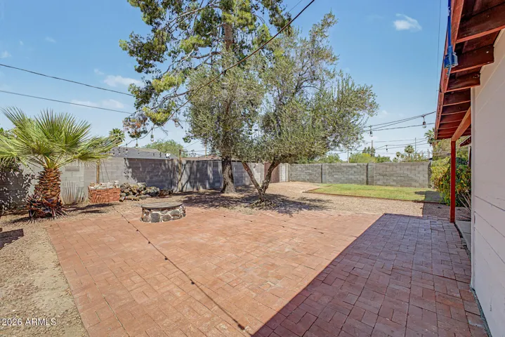 Extensive Backyard w/ pavers