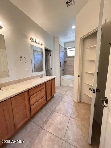 Dbl sinks, lots storage, Linen closet