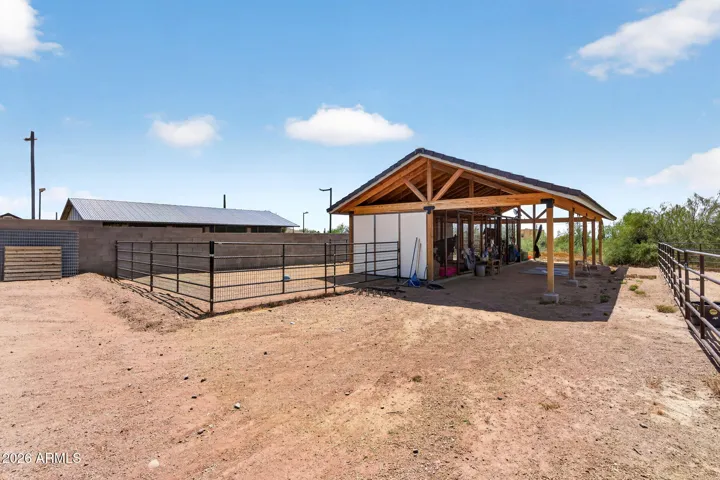 4 stall mare motel with 12x12 stalls