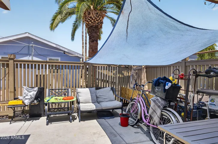 FENCED IN PATIO! Screen shade