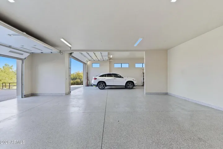 1700+ of garage space