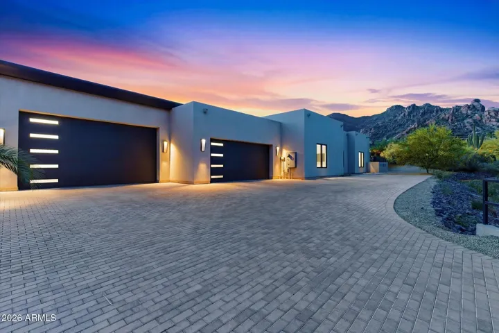 Paver driveway with plenty of space