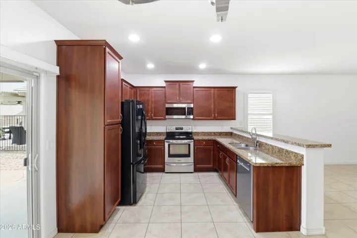 Granite Counters w/ Breakfast Bar