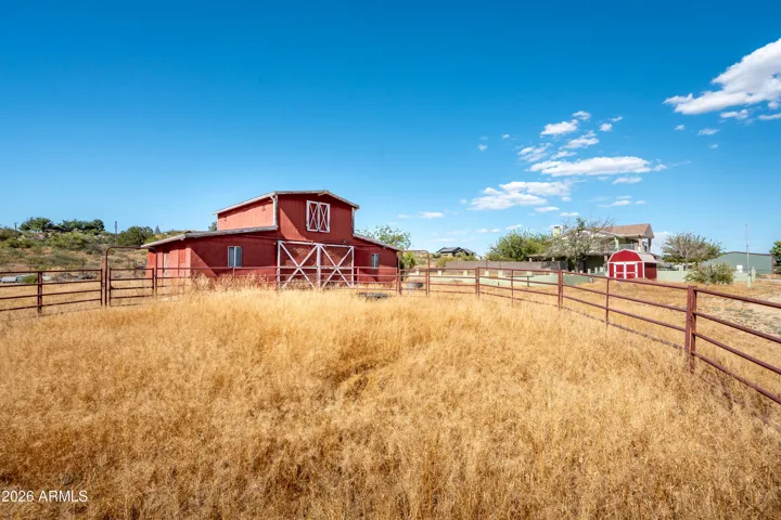 Corral & 800+ sq ft barn