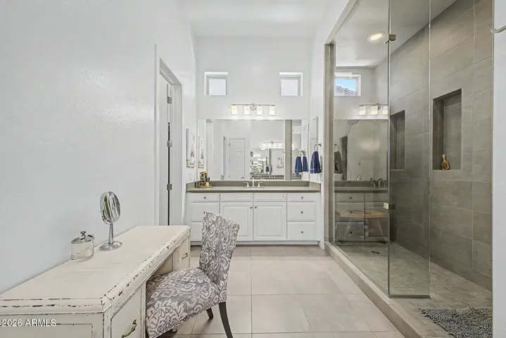 Separate sinks in your primary retreat