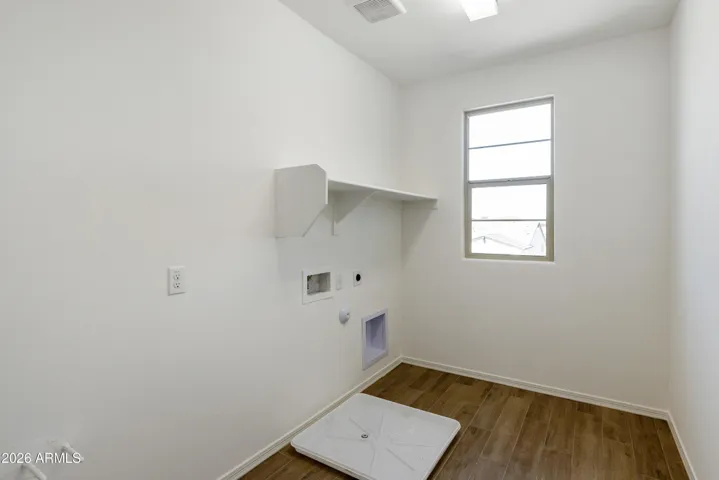 LARGE LAUNDRY ROOM