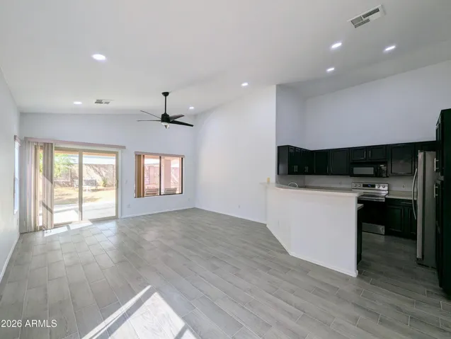 FAMILY ROOM / KITCHEN