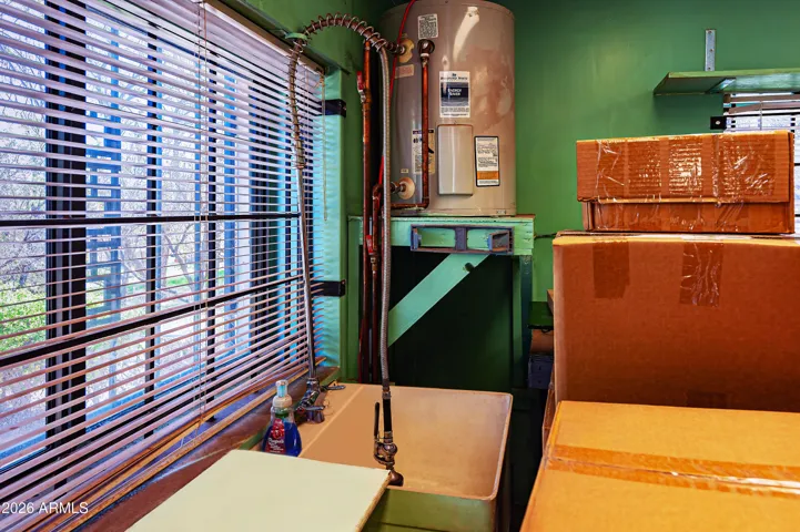Studio contains sink heating and cooling, 3 exits, 2 windows, lots of potential with 560 sq. feet.