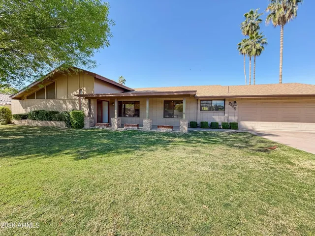 Welcome to this beautiful MCM home in North Central Phoenix.