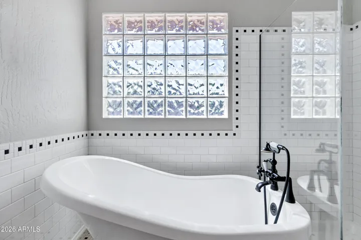 Soaker tub