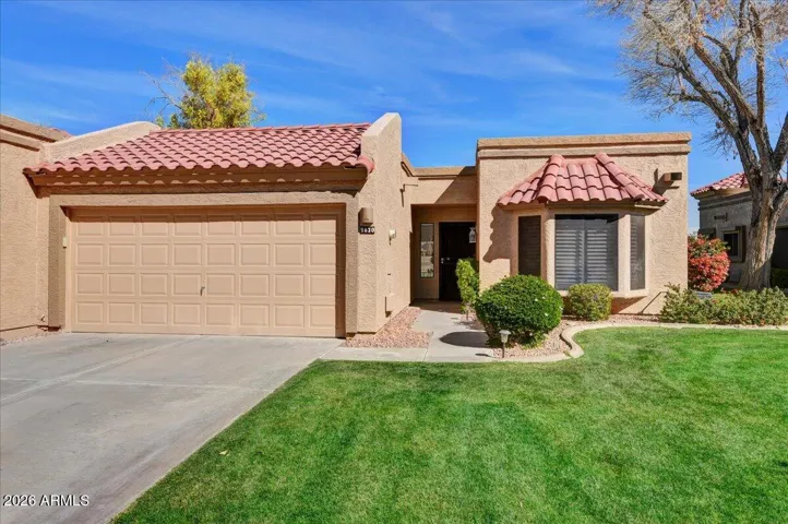 Welcome to this golf course, end unit home in Oakbrook!