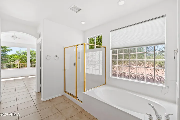 Primary bath w/separate tub/shower