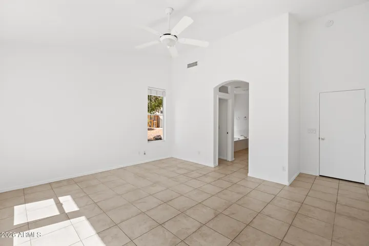Primary suite w/beautiful tile flrs