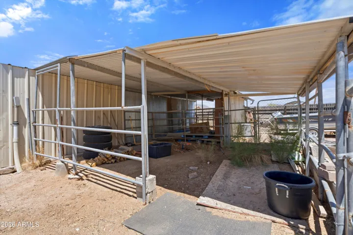 Covered Den for Goats, Pigs, Horses