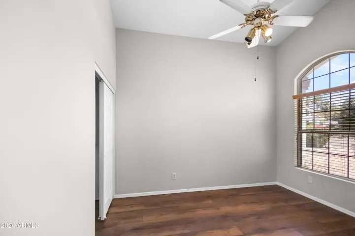Lots of light, vaulted ceiling, closet with organizers